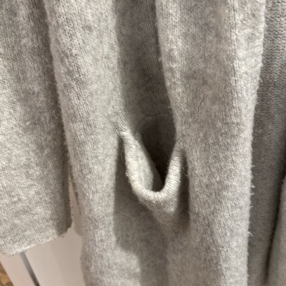 Gap super soft long grey sweater with hood M but fits like a large - Picture 4 of 8